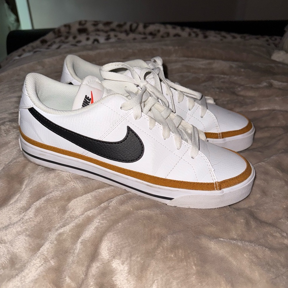 Nike White and Black Athletic Shoes with Iconic Swoosh WORN ONCE